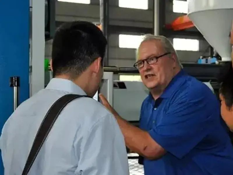 拓拉思资深机械工程师Gary Krause在车间详细了解产品