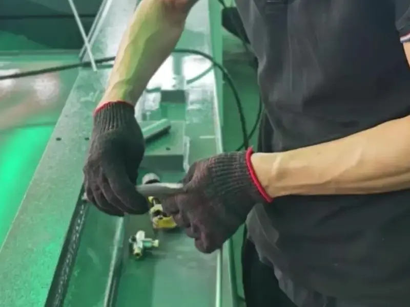 心无旁骛！90后小哥专注打磨科隆阁注塑机油路，细节见真章