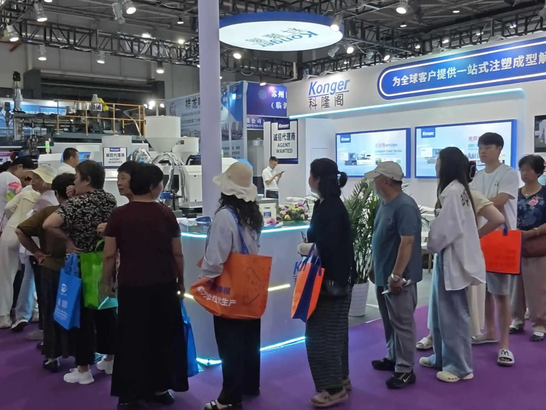 科隆阁展会现场客流络绎不绝，展位内始终人头攒动